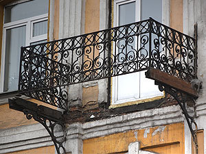 Вчера в десятом часу вечера у жилого дома на улице Карла Маркса отвалился балкон