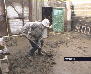 Нечистоты из канализационного коллектора в Тулунском районе