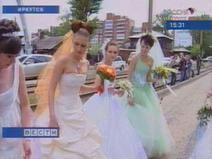По Иркутску прошли парадом 50 невест
