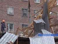 С одной из иркутских многоэтажек ураганный ветер снес крышу 