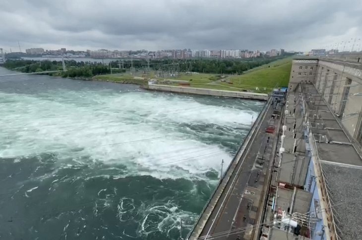 На Иркутской ГЭС 1 ноября закончат холостой сброс воды