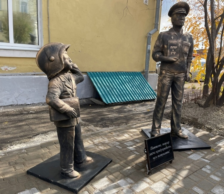 Скульптуры установили в Ангарске в честь Дня основания органов государственного пожарного надзора