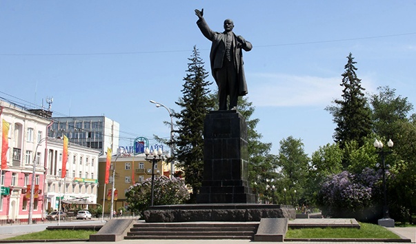 Памятник Ленину на улице Ленина в Иркутске