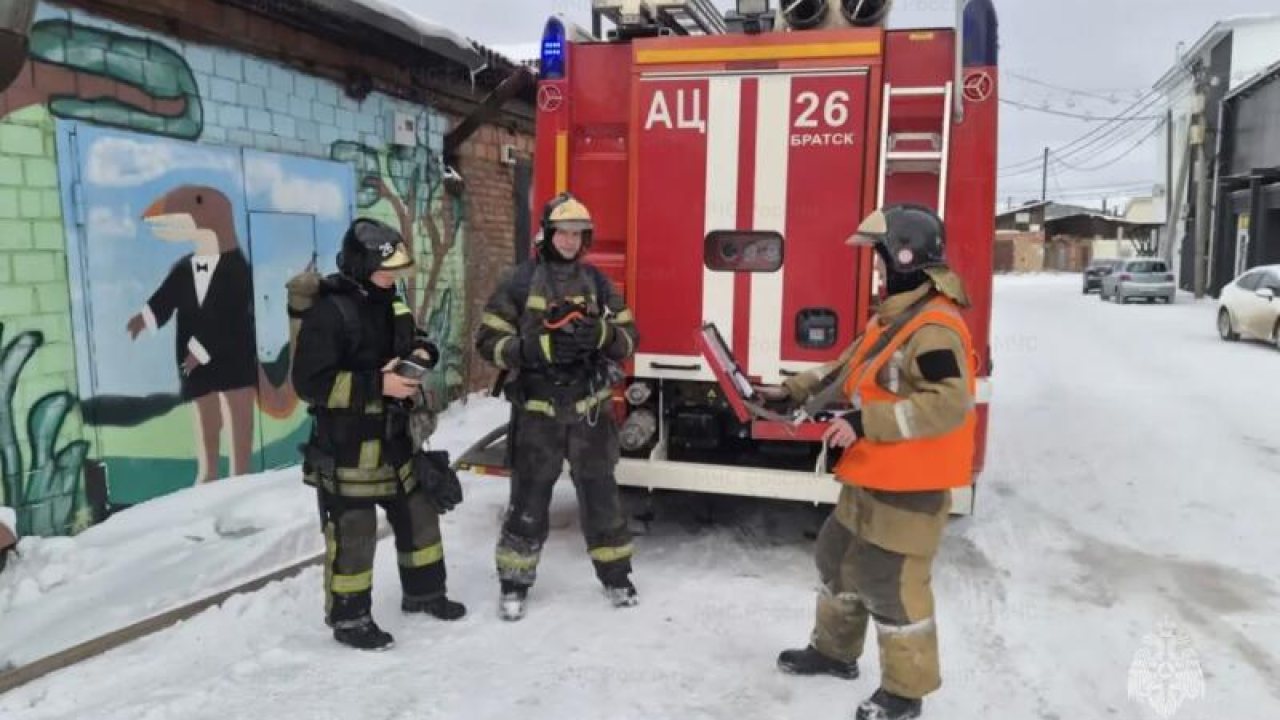 Мужчина отравился угарным газом при пожаре в гараже в Братске