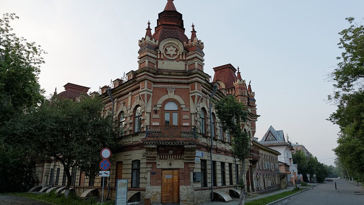 У остановки «Ипподром» появились портреты пяти космонавтов-земляков