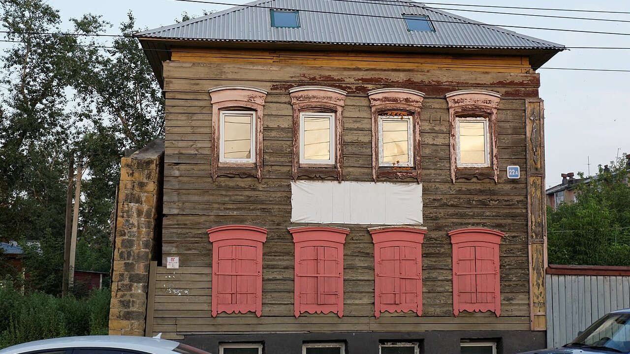 В 130-м квартале меняют плитку и до конца октября восстановят подпорную стену