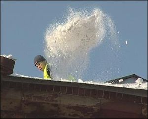 Коммунальщики Иркутска начали чистить крыши