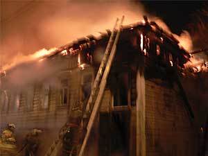 Вчера в девятом часу вечера в самом центре Иркутска загорелся жилой дом