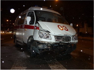 Сегодня ночью в Иркутске джип врезался в машину скорой помощи.