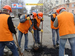Автолюбители Владивостока показательно починили дорогу