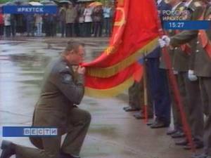 Офицер целует знамя ИВВАИУ