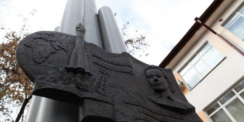 На территории школы 21 в Иркутске установили памятник первой учительнице космонавта Юрия Гагарина...